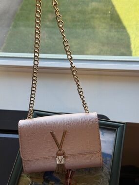 Gold-Accent Light Pink Chain Shoulder Bag - V Detail